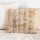 Promo Coussin bubble beige 45x45cm à 6,99 € dans le catalogue B&M à Semécourt