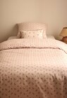 Lot linge de lit imprimé motif fruits 140x200cm + 63x63cm en coton bio - Monoprix Montreuil à Montreuil Lot linge de lit imprimé motif fruits 140x200cm + 63x63cm en coton bio en promo chez Monoprix Montreuil Montreuil à 20,99 €