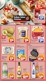 Aktueller REWE Prospekt mit Erdbeeren, "Dein Markt", Seite 17