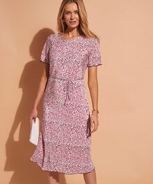 Damart Lieusaint - Robe plissée satinée Promo Robe plissée satinée dans le catalogue Damart "Les beaux jours" à Lieusaint