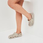 Sabots à bride ajouré Crocs sable femme - CROCS en promo chez La Halle Sabots à bride ajouré Crocs sable femme - CROCS dans le catalogue La Halle