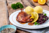 Entenkeule mit Rotkohl und Kartoffelklößen für 7,90 € bei Möbel Kraft im Angebot Entenkeule mit Rotkohl und Kartoffelklößen im aktuellen Möbel Kraft Prospekt