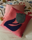 Housse de coussin tulipe en promo chez Maisons du Monde Housse de coussin tulipe dans le catalogue Maisons du Monde