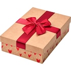 Geschenkbox braun mit roter Stoffschleife & Herzen (26x18x7 cm) bei dm-drogerie markt im Jena Prospekt für 3,55 €