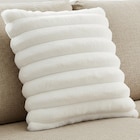 Promo Coussin déhoussable imitation fourrure naturel 45x45 cm à 11,99 € dans le catalogue Décor Discount à Carcassonne