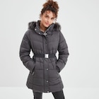 La Halle Loriol-sur-Drôme - Promo Doudoune ceinturée mi-longue à capuche gris clair femme Promo Doudoune ceinturée mi-longue à capuche gris clair femme à 34,99 € dans le catalogue La Halle à Loriol-sur-Drôme