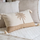 Coussin pompons palmier 50x30cm - B&M à Bourges Coussin pompons palmier 50x30cm en promo chez B&M Bourges à 7,99 €