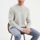 Pull en maille texturée col rond gris clair homme en promo chez La Halle Pull en maille texturée col rond gris clair homme dans le catalogue La Halle