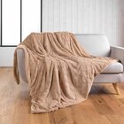 Plaid imitation fourrure beige sable 180x220 cm en promo chez Décor Discount Plaid imitation fourrure beige sable 180x220 cm dans le catalogue Décor Discount