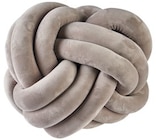 Knoten-Deko-Kissen von HOME IDEAS Living im aktuellen Penny Prospekt für 12,99 €