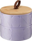 dm-drogerie markt Leer - Vorratsdose aus Keramik mit Bambusdeckel, gemustert lila (500 ml) Angebot im Prospekt Vorratsdose aus Keramik mit Bambusdeckel, gemustert lila (500 ml) bei dm-drogerie markt im Leer Prospekt für 6,75 €