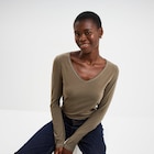 T-shirt manches longues col en V coton vert kaki femme dans le catalogue La Halle