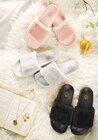 Woolworth - Flauschige Slides Angebot im Prospekt Flauschige Slides bei Woolworth im Prospekt "" für 8,00 €