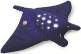 Peluche veilleuse raie manta dans le catalogue La Grande Récré