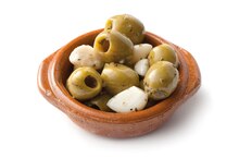 Biomonde Bois-Colombes - Olives vertes farcies à l’ail Promo Olives vertes farcies à l’ail dans le catalogue Biomonde "Partageons la Bio en toute gourmandise !" à Bois-Colombes