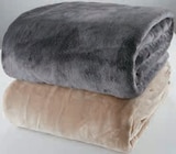 Promo Plaid en tissu molletonné gulskolm à 14,00 € dans le catalogue Jysk à Saint-Mitre-les-Remparts