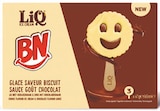 Glace saveur biscuit, sauce goût chocolat - BN dans le catalogue Intermarché