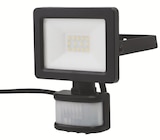 Projecteur à LED d'extérieur avec détecteur noir 10W 1000lm - LAP en promo chez Screwfix Projecteur à LED d'extérieur avec détecteur noir 10W 1000lm - LAP dans le catalogue Screwfix