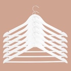 Promo Lot de 6 cintres en bois blanc Maipo à 5,99 € dans le catalogue Castorama à Marsannay-la-Côté