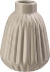 dm-drogerie markt - Keramikvase mit Rillen beige Typ C Angebot im Prospekt Keramikvase mit Rillen beige Typ C bei dm-drogerie markt im Prospekt "Aktuelle Angebote" für 3,25 €