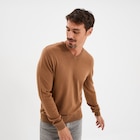 Promo Pull jersey avec col en V marron homme à 9,09 € dans le catalogue La Halle à Carbon-Blanc