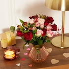 Bouquet en vase et sac cadeau rouge - CARREFOUR en promo chez Carrefour Aulnay-sous-Bois à 26,99 €