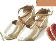 Géant Casino Deauville - Espadrilles compensées Promo Espadrilles compensées dans le catalogue Géant Casino "Le salon du bagage" à Deauville