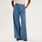 Jean large taille mi-haute à pinces denim double stone femme en promo chez La Halle Jean large taille mi-haute à pinces denim double stone femme dans le catalogue La Halle
