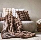 Sofakissen im XXXLutz Prospekt Kissenhülle in Felloptik „Ponpon“ von Dieter Knoll im aktuellen XXXLutz Prospekt für 24,99 €