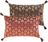 Coussin à pompons Evie velours métallisé - Maxi Bazar à Aix-en-Provence Coussin à pompons Evie velours métallisé en promo chez Maxi Bazar Aix-en-Provence à 5,00 €