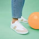 Promo Tennis basses à lacets blanc femme à 15,00 € dans le catalogue La Halle à Gennevilliers