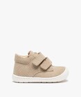 Promo Baskets premiers pas bébé fille dessus cuir à pois - NA! à 29,40 € dans le catalogue Gémo à Pontault-Combault
