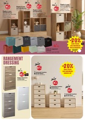 Promos Chaussures dans le catalogue "MEUBLEZ-VOUS DE BONNES AFFAIRES" de Maxi Bazar Chaussures en promo dans le catalogue Maxi Bazar à la page 15