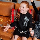 Robe pull avec détails sequins noir fille dans le catalogue La Halle