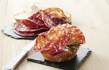 Saucisson De Sanglier - Géant Casino Saucisson De Sanglier à 5,00 € dans le catalogue Géant Casino "Black Friday, jusqu'à -90% d'économies"