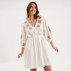 Robe courte brodée taille élastiquée ecru femme dans le catalogue La Halle