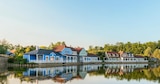 Reis im Center Parcs Prospekt Kanadische Ferienhäuser, Champagnerkeller und Wasserabenteuer auf einem wundervollen See von Le Lac d'Ailette im aktuellen Center Parcs Prospekt für 385,00 €