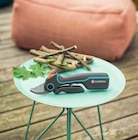 Sécateur rechargeable sans fil Assistcut - Gardena en promo chez Truffaut Sécateur rechargeable sans fil Assistcut - Gardena dans le catalogue Truffaut