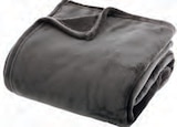 Promo Plaid flanelle uni 130 X 180 CM à 8,99 € dans le catalogue Mr.Bricolage à Auxerre