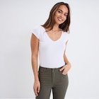Promo T-shirt col V ajusté manches courtes blanc femme à 5,99 € dans le catalogue La Halle à Saint-Clair-de-la-Tour