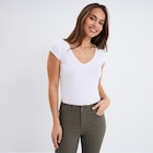 Promo T-shirt col V ajusté manches courtes blanc femme à 5,99 € dans le catalogue La Halle à Pusey