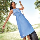 Robe broderie anglaise mi-longue coton bleu clair femme dans le catalogue La Halle