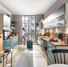 Moderne KÜCHENZEILE mit Frontfarbe petrol, ohne Nischenrückwand, Mischbatterie u. Beleuchtung bei Höffner in Stade Moderne KÜCHENZEILE mit Frontfarbe petrol, ohne Nischenrückwand, Mischbatterie u. Beleuchtung im Angebot bei Höffner Stade für 2.222,00 €