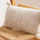 B&M Allonne - Promo Coussin 30x50cm naturel pompons Promo Coussin 30x50cm naturel pompons à 9,99 € dans le catalogue B&M à Allonne