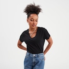 Promo T-shirt manches courtes col en V coton noir femme à 4,99 € dans le catalogue La Halle à Vaujours