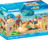 FAMILLE JOUANT DANS LE SABLE À LA PLAGE - PLAYMOBIL en promo chez Auchan Hypermarché Draveil à 18,99 €