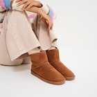 Promo Bottines fourrées effet suédine marron femme à 25,99 € dans le catalogue La Halle à Montdidier