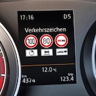 Volkswagen - Verkehrszeichenerkennung zum Nachrüsten Angebot im Prospekt Verkehrszeichenerkennung zum Nachrüsten bei Volkswagen im Prospekt "" für 352,90 €