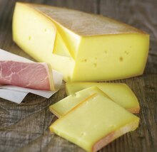 Fromage À Barbecue - Géant Casino Fromage À Barbecue à 10,90 € dans le catalogue Géant Casino "Le mois Casino magic !!"