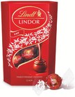 Chocolats au lait fourrés Lindor - LINDT en promo à 4,39 € chez Supermarchés Match Chocolats au lait fourrés Lindor - LINDT dans le catalogue Supermarchés Match